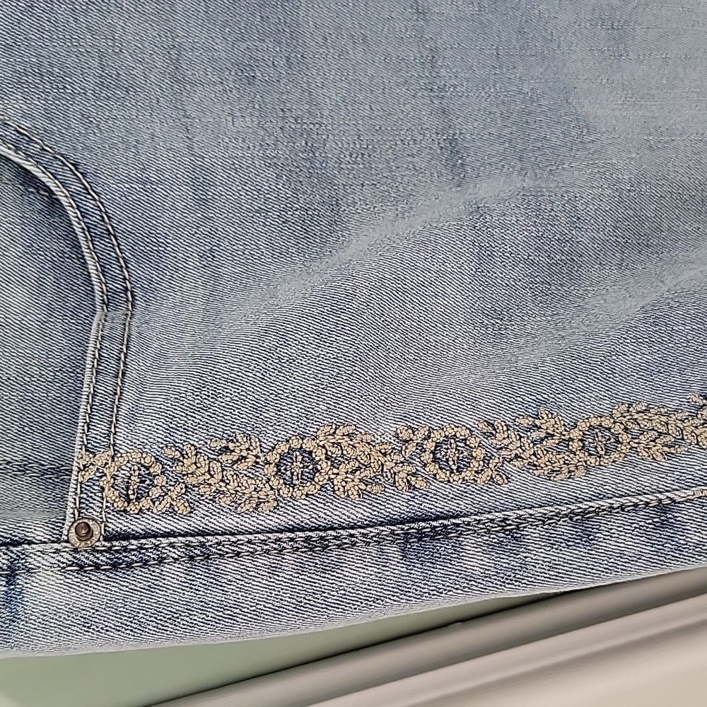 Curve Appeal High-Rise Straight Leg Jeans Contrast Stitching Embroidery Detail - Picture 2 of 11